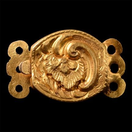Fermoir de collier géorgien en or ouvragé. Vers le
