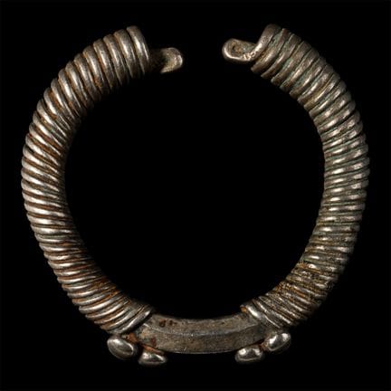 Pulsera etnográfica de plata en espiral. Siglos XI