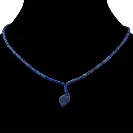 Collier en perles de lapis-lazuli avec pendentif. 