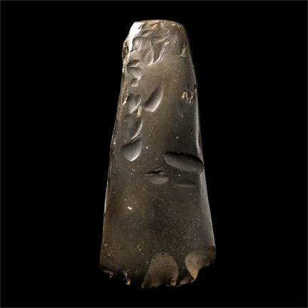 Tête de hache en silex taillée à l'âge de pierre d