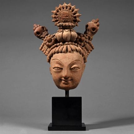 Tête de bodhisattva en terre cuite du Cachemire. R