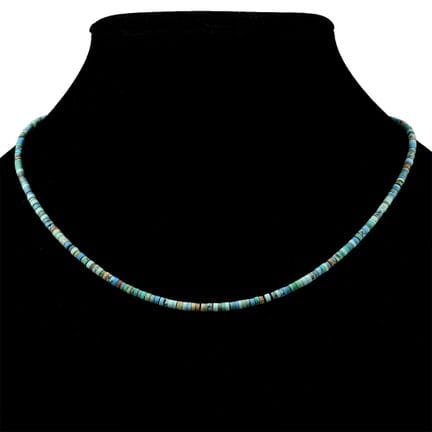 Collier de perles en pierre de style égyptien. XXe