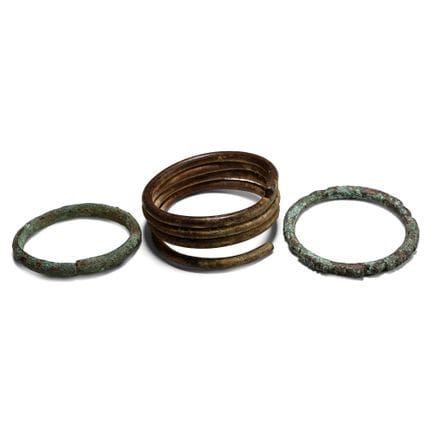 Conjunto de pulseras africanas de comercio. Siglos