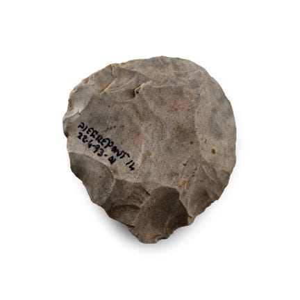 Hache en silex taillée à la main, datant de l'âge 