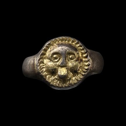 Bague de style grec en argent doré ornée d’un gorg