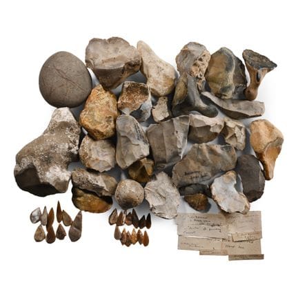 Collection d'objets en silex de l'Âge de pierre. P