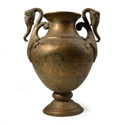Vase en laiton ancien avec anses en forme d’élépha