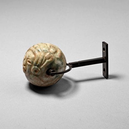 Pendentif circulaire en jade olmèque représentant 