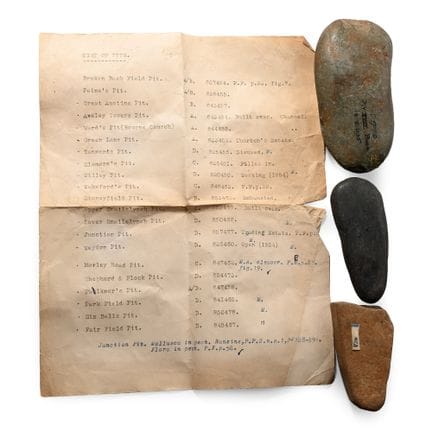 Collection d’outils polis de l’Âge de pierre prove