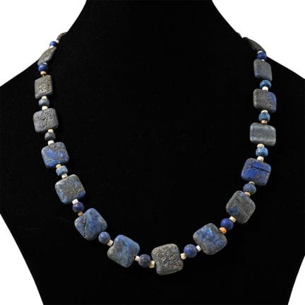 Collier en perles de lapis-lazuli. XXe siècle aprè