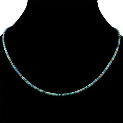 Collier de perles en pierre de style égyptien. XXe