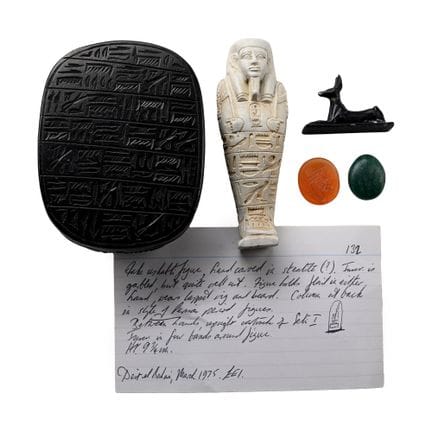 Ensemble d'objets d'art de style égyptien. XXe siè