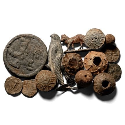 Lot d'objets en plomb datant du Moyen Âge et des é