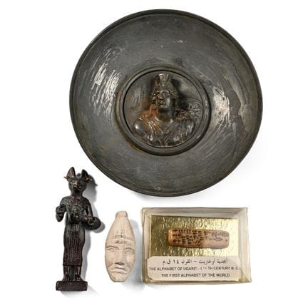 Collection d’objets reproduits d’origine égyptienn