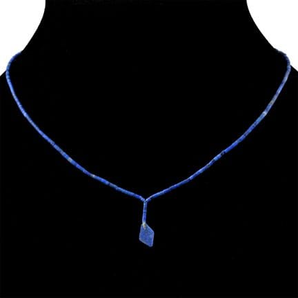 Collier composé de perles de lapis-lazuli avec un 