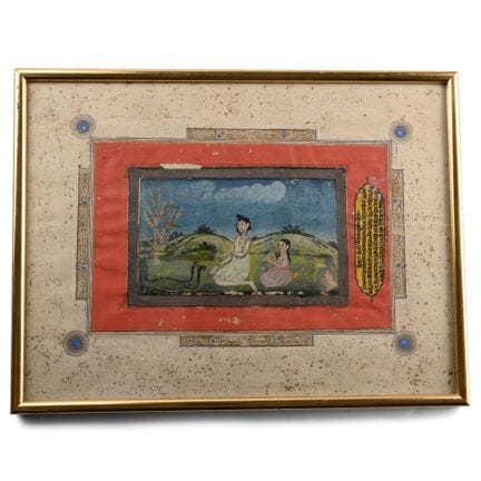 一幅描绘两名耍蛇人的印度微型装裱水彩画。 公元19世纪。画面描绘了一位身着粉色长袍的女子端坐吹奏蓬吉