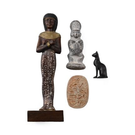 Ensemble d'objets de style égyptien. XXe siècle ap