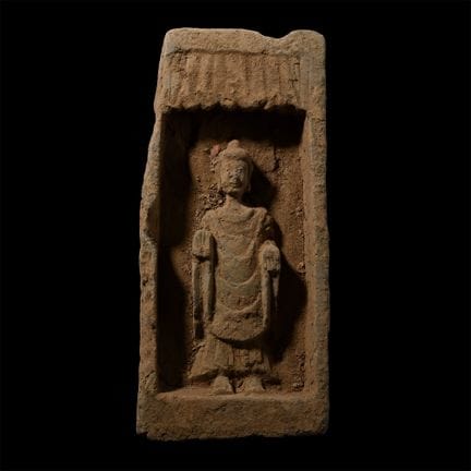 Brique en terre cuite représentant un Bouddha de l