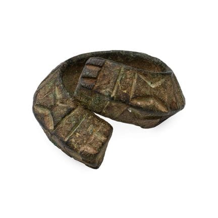 Pulsera africana de bronce decorada del pueblo zar