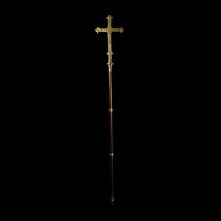Grande croix de procession en laiton avec hampe. F