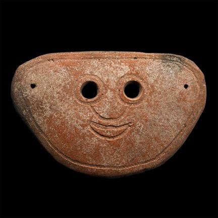 Masque funéraire en terre cuite d'Asie du Sud-Est.