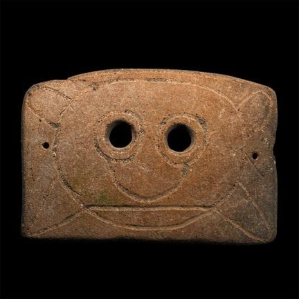 Masque funéraire en terre cuite d’Asie du Sud-Est.