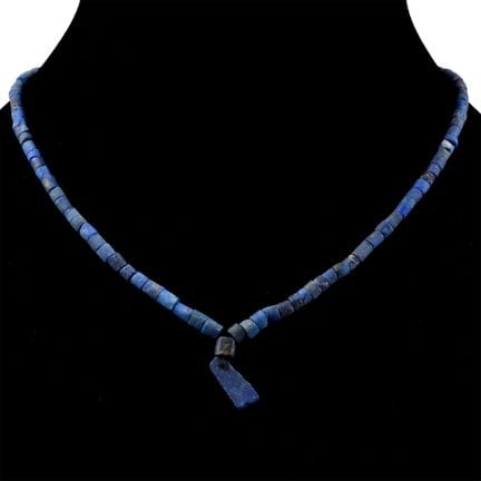 Collier en perles de lapis-lazuli avec pendentif. 