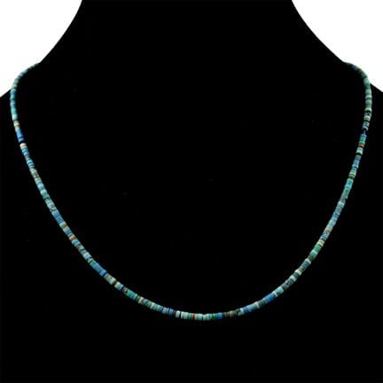Collier de perles en pierre de style égyptien. XXe
