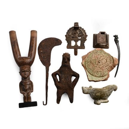 Collection d'objets divers de l'époque post-médiév