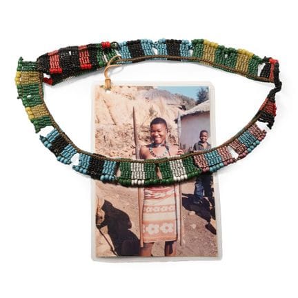 Collar "Ujiza" de mujer zulú y fotografía de una d