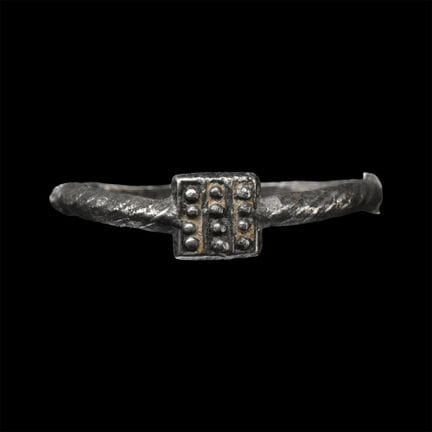 Bague en argent de l'époque post-médiévale avec ch