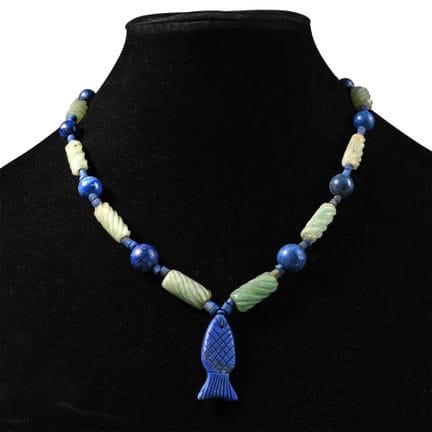 Collier en lapis-lazuli et perles de verre vertes,