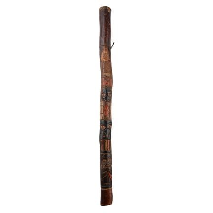 Tótem de abedul tallado y pintado de los salish, u