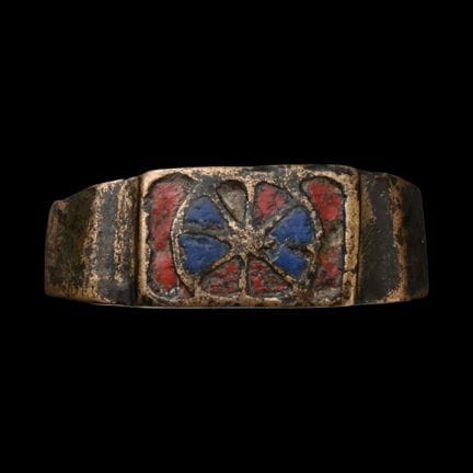 Bague en bronze émaillé de l'époque post-médiévale