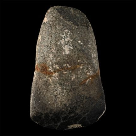 Tête de hache polie de l'Âge de pierre. Période né