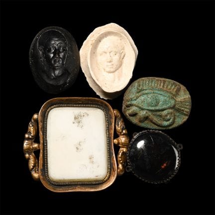 Collection d’objets néoclassiques en pierre et aut