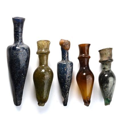 Collection de récipients en verre post-médiévaux. 