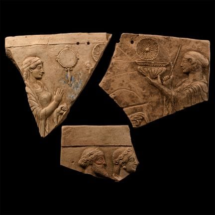 Ensemble de fragments de plaque en terre cuite de 