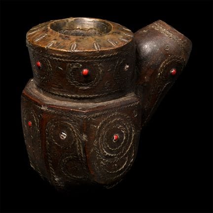 Fumoir antique en bois et laiton incrusté. Afrique