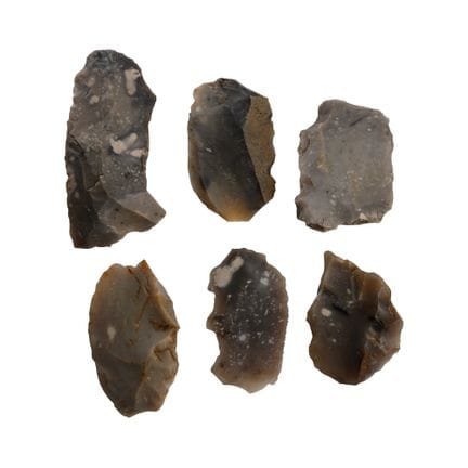 Grattoirs et lames en silex taillés de l'âge de pi