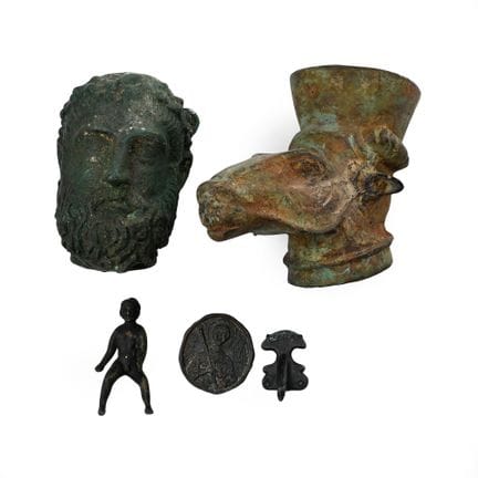 Ensemble d'objets en bronze (répliques). XXe siècl