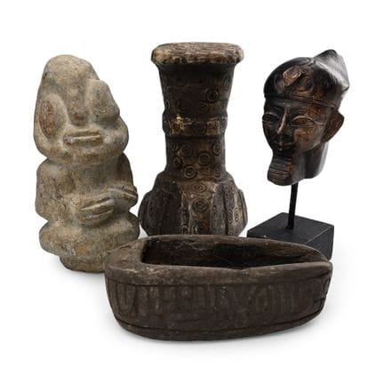 Ensemble d'objets en pierre (reproductions). XXe s