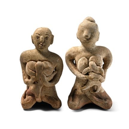 Paire de figurines représentant une mère et son en