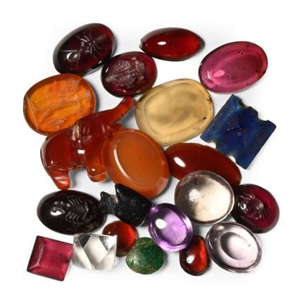 Collection de pierres précieuses et d’amulettes po