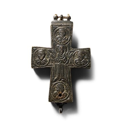 Pendentif en forme de croix-reliquaire en bronze, 