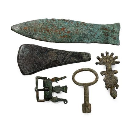 Ensemble d'objets de style « Âge du bronze » et au