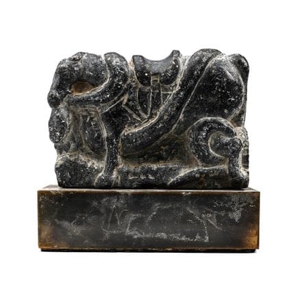 Panneau de pierre sculpté représentant un cheval a