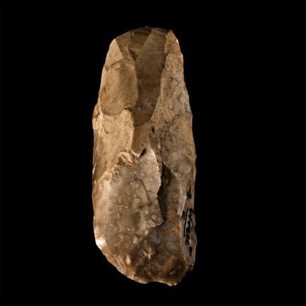 Hache en silex taillé de l'âge de pierre, trouvée 