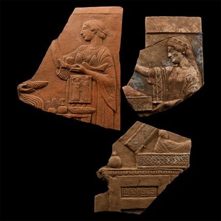 Ensemble de fragments de plaques en terre cuite de