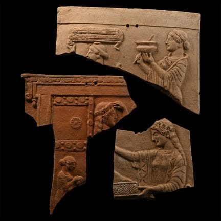 Ensemble de fragments de plaque en terre cuite de 